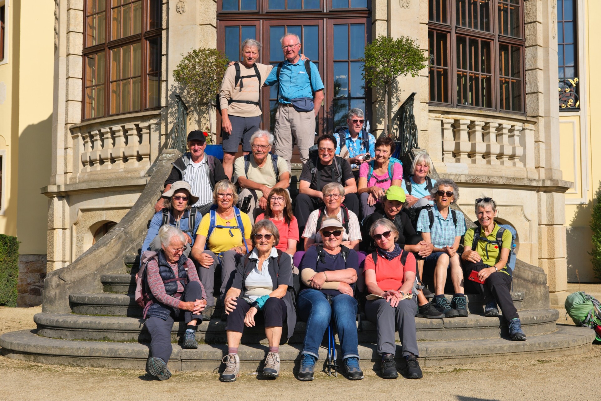 Gruppe vor Schloss Proschwitz des Prinzen zu Lippe (Foto: Walter Biselli)